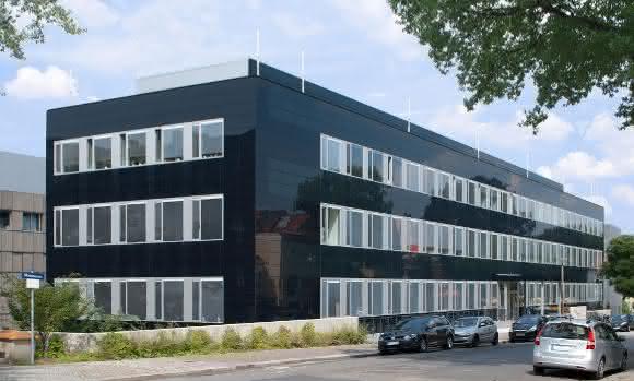 Die CIGS-Dünnschichtphotovoltaik lässt sich gut in Gebäudefassaden integrieren. (Foto: Manz AG)