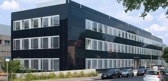Die CIGS-Dünnschichtphotovoltaik lässt sich gut in Gebäudefassaden integrieren. (Foto: Manz AG)