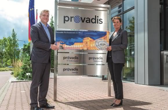 Auf dem Provadis-Campus in Frankfurt am Main übergibt Jan Mach, Geschäftsführer der Provadis Professionals, das Firmenschild für die Niederlassung in Wien an Christina Tschuggnall. (Foto: Provadis)