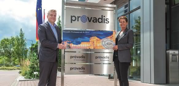 Auf dem Provadis-Campus in Frankfurt am Main übergibt Jan Mach, Geschäftsführer der Provadis Professionals, das Firmenschild für die Niederlassung in Wien an Christina Tschuggnall. (Foto: Provadis)