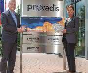 Auf dem Provadis-Campus in Frankfurt am Main übergibt Jan Mach, Geschäftsführer der Provadis Professionals, das Firmenschild für die Niederlassung in Wien an Christina Tschuggnall. (Foto: Provadis) Auf dem Provadis-Campus in Frankfurt am Main übergibt Jan Mach, Geschäftsführer der Provadis Professionals, das Firmenschild für die Niederlassung in Wien an Christina Tschuggnall. (Foto: Provadis)