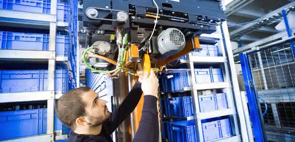 Techniker prüft LAM-Antrieb Techniker prüft LAM-Antrieb