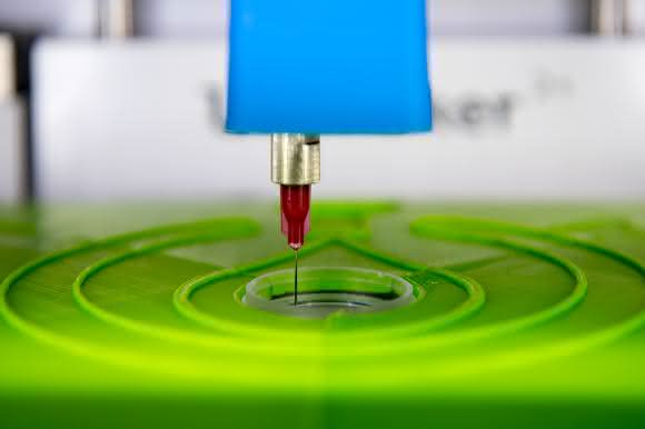 Der biotINK Gewebedrucker druckt mit einer Kanüle Gewebe in eine kleine Petrischale. (© Andreas Heddergott / TU München) Der biotINK Gewebedrucker druckt mit einer Kanüle Gewebe in eine kleine Petrischale. (© Andreas Heddergott / TU München)