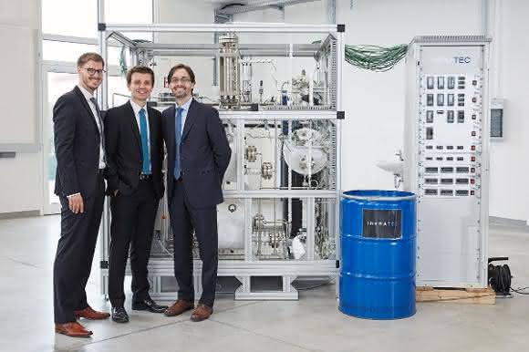 Die Gründer des Spin-offs des KIT INERATEC auf dem Bild von links Tim Böltken, Philipp Engelkamp und Paolo Piermartini entwickeln kompakte, mikrostrukturierte chemische Reaktoren, die Gase in hochwertige flüssige Kraftstoffe umwandeln. (Bild: KIT) Die Gründer des Spin-offs des KIT INERATEC auf dem Bild von links Tim Böltken, Philipp Engelkamp und Paolo Piermartini entwickeln kompakte, mikrostrukturierte chemische Reaktoren, die Gase in hochwertige flüssige Kraftstoffe umwandeln. (Bild: KIT)