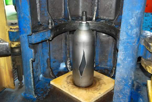Stahlflasche nach dem Bersttest Stahlflasche nach dem Bersttest