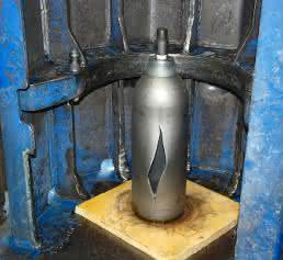 Stahlflasche nach dem Bersttest