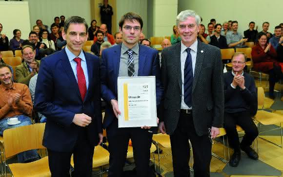 Dr. Ulrich von Hülsen (links), Mitglied der Geschäftsleitung Pfeiffer Vacuum und Prof. Boris Sharkov (rechts), Wissenschaftlicher Geschäftsführer FAIR übergaben den FAIR-GSI-Doktorandenpreis an Dr. Ingo Tews. (Foto: G. Otto, GSI Helmholtzzentrum für Schwerionenforschung)