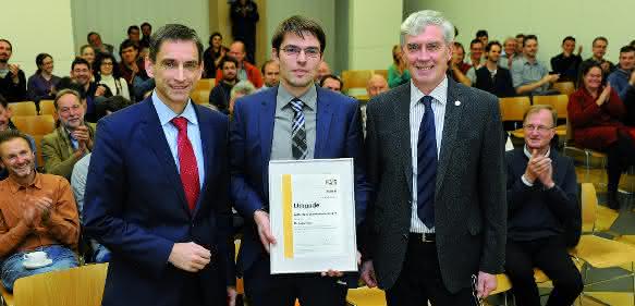 Dr. Ulrich von Hülsen (links), Mitglied der Geschäftsleitung Pfeiffer Vacuum und Prof. Boris Sharkov (rechts), Wissenschaftlicher Geschäftsführer FAIR übergaben den FAIR-GSI-Doktorandenpreis an Dr. Ingo Tews. (Foto: G. Otto, GSI Helmholtzzentrum für Schwerionenforschung)