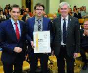 Dr. Ulrich von Hülsen (links), Mitglied der Geschäftsleitung Pfeiffer Vacuum und Prof. Boris Sharkov (rechts), Wissenschaftlicher Geschäftsführer FAIR übergaben den FAIR-GSI-Doktorandenpreis an Dr. Ingo Tews. (Foto: G. Otto, GSI Helmholtzzentrum für Schwerionenforschung) Dr. Ulrich von Hülsen (links), Mitglied der Geschäftsleitung Pfeiffer Vacuum und Prof. Boris Sharkov (rechts), Wissenschaftlicher Geschäftsführer FAIR übergaben den FAIR-GSI-Doktorandenpreis an Dr. Ingo Tews. (Foto: G. Otto, GSI Helmholtzzentrum für Schwerionenforschung)
