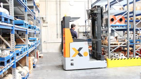 Hubtex bei Schlenk am Regalfach