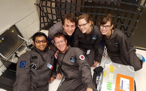 Versuchsaufbau im «Zero-G-Flieger»: Anupam Sengupta, Professor Roman Stocker, Francesco Carrara, Jeanette Wheeler und Ulrike Pfreundt (von links). (Bild: ETH Zürich / Roman Stocker) Versuchsaufbau im «Zero-G-Flieger»: Anupam Sengupta, Professor Roman Stocker, Francesco Carrara, Jeanette Wheeler und Ulrike Pfreundt (von links). (Bild: ETH Zürich / Roman Stocker)