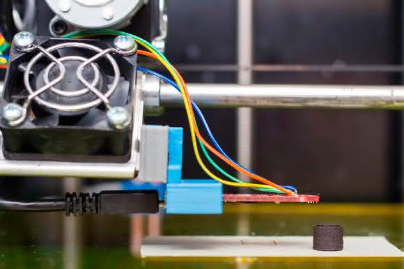 Eine becherartige Form (rechts unten), hergestellt im 3D-Drucker. (Copyright: TU Wien)