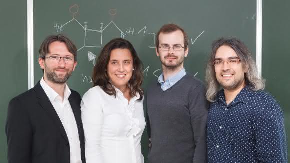 Wie Schäden an der DNA durch UV-Licht entstehen, hat das Team vom Institut für Theoretische Chemie (von links: Philipp Marquetand, Leticia González, Clemens Rauer, Juan José Nogueira Pérez) herausgefunden. (Copyright: Phillip Lichtenegger, Universität Wien)