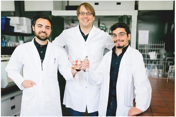 Wollen mehr Biologie in die chemische Industrie bringen: Dennis Reichert, Robert Kourist und Álvaro Gómez Baraibar (von links). (© RUB, Kramer)