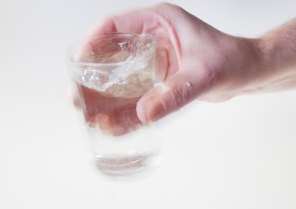 Das Zittern schränkt Patientinnen und Patienten mit Essentiellen Tremors bei alltäglichen Handlungen wie Trinken stark ein. (Foto / Copyright: Klinik für Neurologie / CAU)