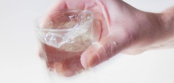 Das Zittern schränkt Patientinnen und Patienten mit Essentiellen Tremors bei alltäglichen Handlungen wie Trinken stark ein. (Foto / Copyright: Klinik für Neurologie / CAU)
