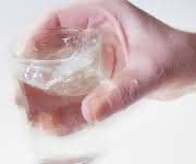 Das Zittern schränkt Patientinnen und Patienten mit Essentiellen Tremors bei alltäglichen Handlungen wie Trinken stark ein. (Foto / Copyright: Klinik für Neurologie / CAU)