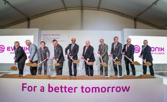 Spatenstich für den zweiten Methioninkomplex von Evonik in Singapur (von links): Peter Meinshausen, Regional President Evonik Südostasien, Australien & Neuseeland, Dr. Werner Müller, Vorsitzender des Aufsichtsrates, Evonik Industries AG, Dr. Beh Swan Gin, Vorsitzender des Singapore Economic Development Board, Christian Kullmann, stellvertretender Vorstandsvorsitzender, Evonik Industries AG, Tharman Shanmugaratnam, stellvertretender Premierminister und koordinierender Minister für  Wirtschafts- und Sozialpolitik, Dr. Klaus Engel, Vorstandsvorsitzender, Evonik Industries AG, Dr. Michael Witter, außerordentlicher und bevollmächtigter Botschafter der Bundesrepublik Deutschland in Singapur, Dr. Ralph Sven Kaufmann, Chief Operating Officer, Evonik Industries AG, Dr. Reiner Beste, Vorsitzender der Geschäftsführung, Evonik Nutrition & Care GmbH, und Dr. Franck Furno, Projektleiter Evonik Me6, Evonik Nutrition & Care GmbH.