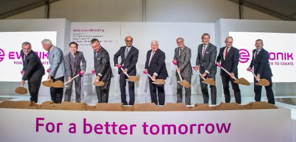 Spatenstich für den zweiten Methioninkomplex von Evonik in Singapur (von links): Peter Meinshausen, Regional President Evonik Südostasien, Australien & Neuseeland, Dr. Werner Müller, Vorsitzender des Aufsichtsrates, Evonik Industries AG, Dr. Beh Swan Gin, Vorsitzender des Singapore Economic Development Board, Christian Kullmann, stellvertretender Vorstandsvorsitzender, Evonik Industries AG, Tharman Shanmugaratnam, stellvertretender Premierminister und koordinierender Minister für  Wirtschafts- und Sozialpolitik, Dr. Klaus Engel, Vorstandsvorsitzender, Evonik Industries AG, Dr. Michael Witter, außerordentlicher und bevollmächtigter Botschafter der Bundesrepublik Deutschland in Singapur, Dr. Ralph Sven Kaufmann, Chief Operating Officer, Evonik Industries AG, Dr. Reiner Beste, Vorsitzender der Geschäftsführung, Evonik Nutrition & Care GmbH, und Dr. Franck Furno, Projektleiter Evonik Me6, Evonik Nutrition & Care GmbH.