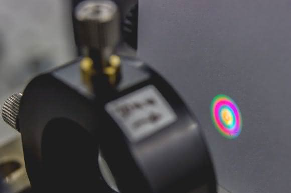 Mit modernster Laserspektroskopie haben Forscher neue Einblicke gewonnen, wie Lösungsmittelmoleküle chemische Reaktionen beeinflussen können. (© Sebastian Goetz)