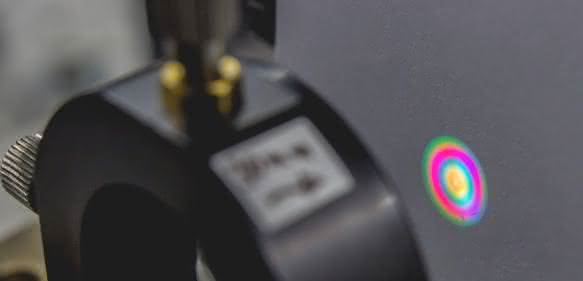 Mit modernster Laserspektroskopie haben Forscher neue Einblicke gewonnen, wie Lösungsmittelmoleküle chemische Reaktionen beeinflussen können. (© Sebastian Goetz)