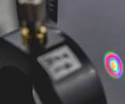 Mit modernster Laserspektroskopie haben Forscher neue Einblicke gewonnen, wie Lösungsmittelmoleküle chemische Reaktionen beeinflussen können. (© Sebastian Goetz) Mit modernster Laserspektroskopie haben Forscher neue Einblicke gewonnen, wie Lösungsmittelmoleküle chemische Reaktionen beeinflussen können. (© Sebastian Goetz)