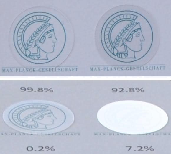 Minerva mit Tarnkappe: Die beiden linken Abbildungen zeigen das Emblem unter einer Quarzglasoberfläche mit 450 nm hohen Säulen, die beiden rechten unter einer unstrukturierten Referenz. Der Durchmesser der Abbildungen beträgt jeweils 25 mm. Die beiden oberen Bilder wurden unter einem Beobachtungswinkel von 0° aufgenommen, die beiden unteren unter einem Winkel von 30°. Die Prozentangaben beziehen sich auf die Transmission (oben) beziehungsweise die Reflexion (unten). (© Zhaolu Diao)