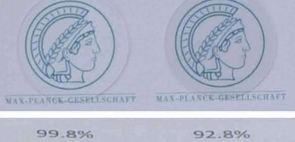 Minerva mit Tarnkappe (© Zhaolu Diao) Minerva mit Tarnkappe: Die beiden linken Abbildungen zeigen das Emblem unter einer Quarzglasoberfläche mit 450 nm hohen Säulen, die beiden rechten unter einer unstrukturierten Referenz. Der Durchmesser der Abbildungen beträgt jeweils 25 mm. Die beiden oberen Bilder wurden unter einem Beobachtungswinkel von 0° aufgenommen, die beiden unteren unter einem Winkel von 30°. Die Prozentangaben beziehen sich auf die Transmission (oben) beziehungsweise die Reflexion (unten). (© Zhaolu Diao)