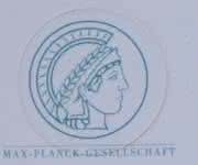 Minerva mit Tarnkappe: Die beiden linken Abbildungen zeigen das Emblem unter einer Quarzglasoberfläche mit 450 nm hohen Säulen, die beiden rechten unter einer unstrukturierten Referenz. Der Durchmesser der Abbildungen beträgt jeweils 25 mm. Die beiden oberen Bilder wurden unter einem Beobachtungswinkel von 0° aufgenommen, die beiden unteren unter einem Winkel von 30°. Die Prozentangaben beziehen sich auf die Transmission (oben) beziehungsweise die Reflexion (unten). (© Zhaolu Diao)