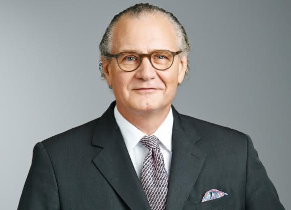 Stefan Oschmann, CEO und Vorsitzender der Geschäftsleitung von Merck: „Wir haben unsere Pharma-Pipeline fokussiert und kontinuierlich weiterentwickelt. Derzeit befinden wir uns mit einem Produkt in der Prüfung zur Zulassung. Die Integration von Sigma-Aldrich treiben wir entschlossen voran und werden die ursprünglich geplanten Synergien sogar toppen, da zusätzliche Umsatzsynergien hinzukommen. Unser Material-Geschäft steht vor der Erschließung attraktiver neuer Märkte.“