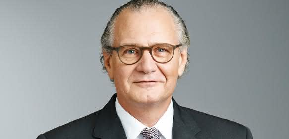 Stefan Oschmann, CEO und Vorsitzender der Geschäftsleitung von Merck: „Wir haben unsere Pharma-Pipeline fokussiert und kontinuierlich weiterentwickelt. Derzeit befinden wir uns mit einem Produkt in der Prüfung zur Zulassung. Die Integration von Sigma-Aldrich treiben wir entschlossen voran und werden die ursprünglich geplanten Synergien sogar toppen, da zusätzliche Umsatzsynergien hinzukommen. Unser Material-Geschäft steht vor der Erschließung attraktiver neuer Märkte.“