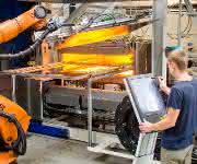 Im Prozess-Entwicklungszentrum am Institut für Leichtbau und Kunststofftechnik der TU Dresden setzten die Forel-Wissenschaftler den im Leika-Projekt konzipierten, kombinierten Press- und Hinterspritz-Prozess um. (Bild: TUD/ILK) Im Prozess-Entwicklungszentrum am Institut für Leichtbau und Kunststofftechnik der TU Dresden setzten die Forel-Wissenschaftler den im Leika-Projekt konzipierten, kombinierten Press- und Hinterspritz-Prozess um. (Bild: TUD/ILK)