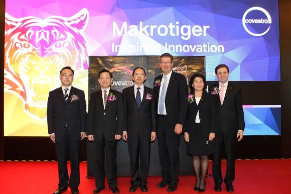 Bei der feierlichen Einweihung der neuen Polycarbonat-Anlage in Shanghai (von links nach rechts): Yao Weihua, Xu Jianmin und Ma Jing von den örtlichen Behörden sowie Covestro-Produktionsvorstand Dr. Klaus Schäfer, Michelle Jou, Leiterin des Segments Polycarbonates und Roland Stegmüller, Leiter des Covestro-Standortes Caojing nahe Shanghai. (Bildautor: Covestro)
