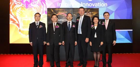 Bei der feierlichen Einweihung der neuen Polycarbonat-Anlage in Shanghai (von links nach rechts): Yao Weihua, Xu Jianmin und Ma Jing von den örtlichen Behörden sowie Covestro-Produktionsvorstand Dr. Klaus Schäfer, Michelle Jou, Leiterin des Segments Polycarbonates und Roland Stegmüller, Leiter des Covestro-Standortes Caojing nahe Shanghai. (Bildautor: Covestro)