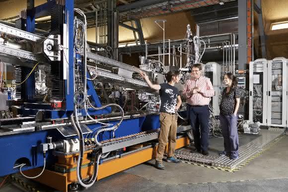 Sara Catalano, Forscherin an der Universität Genf, Thorsten Schmitt vom Paul Scherrer Institut und Marta Gibert, Forscherin an der Universität Genf (von links nach rechts) an der ADRESS-Strahllinie der Synchrotron Lichtquelle Schweiz SLS. (Foto: Paul Scherrer Institut / Markus Fischer)