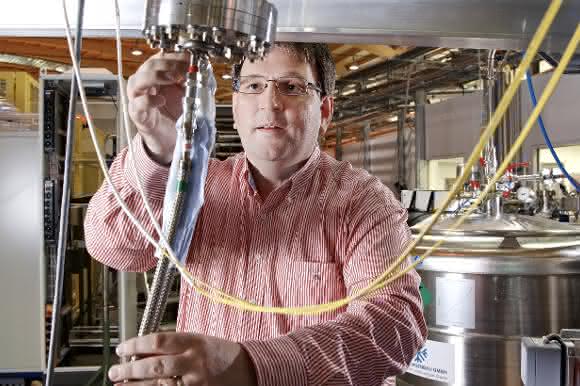 Thorsten Schmitt, Forschungsgruppenleiter Spektroskopie neuartiger Materialien am Paul Scherrer Institut, an der ADRESS-Strahllinie der Synchrotron Lichtquelle Schweiz SLS. (Foto: Paul Scherrer Institut / Markus Fischer)