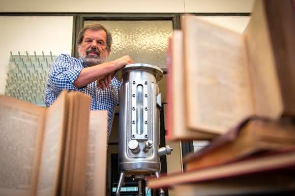 Volker Ribitsch mit dem Prototyp der Anlage, die dank eines nanotechnologischen Verfahrens Papier vor dem Zerfall bewahrt. (Foto: Uni Graz / Lunghammer)