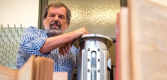 Volker Ribitsch mit dem Prototyp der Anlage, die dank eines nanotechnologischen Verfahrens Papier vor dem Zerfall bewahrt. (Foto: Uni Graz / Lunghammer)