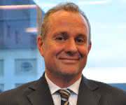 Dr. Steven Hildemann, Chief Medical Officer und Leiter Global Medical Affairs (GMA) and Global Drug Safety (GDS) im Biopharma-Geschäft von Merck: „Das GOI-Förderprogramm ist beispielhaft für das Engagement von Merck für wissenschaftliche Innovationen im Bereich Onkologie. Wir sind stolz, pionierhafte Forschungsprojekte zu unterstützen, die die Grenzen der Kreativität und Wissenschaft verschieben, um bahnbrechende Innovationen hervorzubringen, die das Leben von Krebspatienten in naher Zukunft verbessern könnten.” Dr. Steven Hildemann, Chief Medical Officer und Leiter Global Medical Affairs (GMA) and Global Drug Safety (GDS) im Biopharma-Geschäft von Merck: „Das GOI-Förderprogramm ist beispielhaft für das Engagement von Merck für wissenschaftliche Innovationen im Bereich Onkologie. Wir sind stolz, pionierhafte Forschungsprojekte zu unterstützen, die die Grenzen der Kreativität und Wissenschaft verschieben, um bahnbrechende Innovationen hervorzubringen, die das Leben von Krebspatienten in naher Zukunft verbessern könnten.”