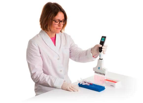 Die neue Mehrkanal-Pipette Voyager-II zeichnet sich u.a. durch die automatische Einstellung des Spitzenabstands aus.