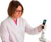 Die neue Mehrkanal-Pipette Voyager-II zeichnet sich u.a. durch die automatische Einstellung des Spitzenabstands aus.