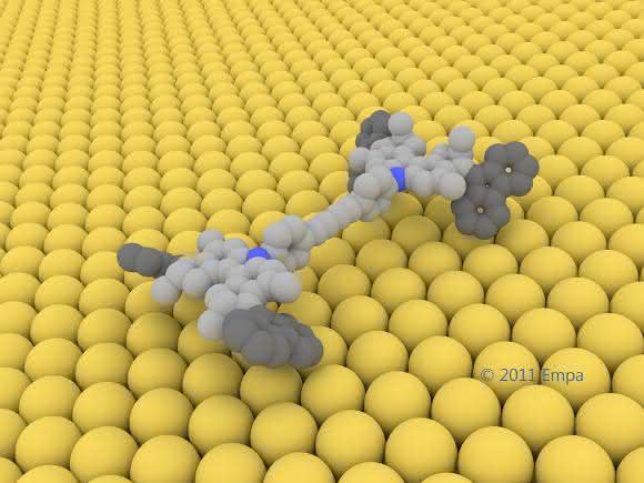 Das 4 x 2 Nanometer kleine Molekül-Auto fährt auf seinen elektrisch angetriebenen Rädern über eine Kupferoberfläche.