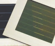 Prototypen der Tandem-Solarmodule, bestehend aus einem semitransparenten Perowskit-Solarmodul (rechts/vorne) und einem CIGS-Solarmodul (links/hinten). (Bild: imec/ZSW/KIT) Prototypen der Tandem-Solarmodule, bestehend aus einem semitransparenten Perowskit-Solarmodul (rechts/vorne) und einem CIGS-Solarmodul (links/hinten). (Bild: imec/ZSW/KIT)