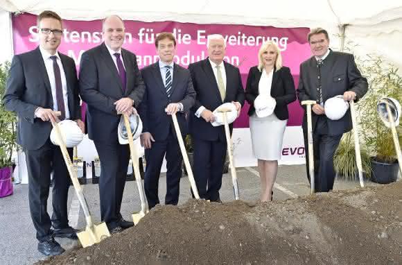 Bei einer offiziellen Feierstunde haben (v.l.) Dr. Götz Baumgarten, Leiter des Membrangeschäfts, Dr. Axel Kobus, Leiter der Produktlinie Fibres, Membranes & Specialities, Dr. Claus Rettig, Vorsitzender der Geschäftsführung der Evonik Resource Efficiency GmbH, Dr. Klaus Engel, Vorstandsvorsitzender der Evonik Industries AG, Mag. Dr. Angelika Winzig, Abgeordnete zum Nationalrat des österreichischen Parlaments sowie Gerhard Gründl, Bürgermeister der Markt­ge­mein­de Schörfling am Attersee, am 30. September 2016 den Grundstein für die Erweiterung des Standorts in Schörfling (Österreich) gelegt. Bild: Evonik Industries AG