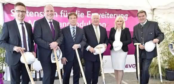 Bei einer offiziellen Feierstunde haben (v.l.) Dr. Götz Baumgarten, Leiter des Membrangeschäfts, Dr. Axel Kobus, Leiter der Produktlinie Fibres, Membranes & Specialities, Dr. Claus Rettig, Vorsitzender der Geschäftsführung der Evonik Resource Efficiency GmbH, Dr. Klaus Engel, Vorstandsvorsitzender der Evonik Industries AG, Mag. Dr. Angelika Winzig, Abgeordnete zum Nationalrat des österreichischen Parlaments sowie Gerhard Gründl, Bürgermeister der Markt­ge­mein­de Schörfling am Attersee, am 30. September 2016 den Grundstein für die Erweiterung des Standorts in Schörfling (Österreich) gelegt. Bild: Evonik Industries AG
