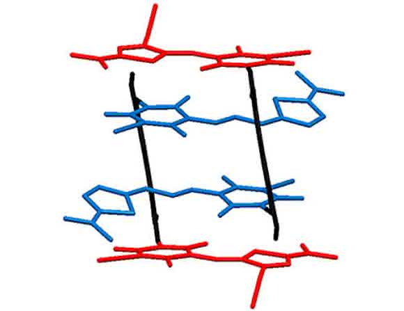 Abbildung der Kristallstruktur des Hetero-Aggregats, bestehend aus vier Merocyanin-Chromophoren. (Grafik: David Bialas)