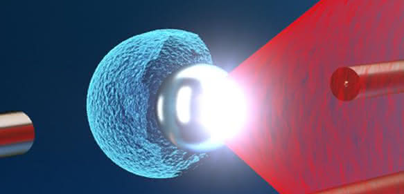 Der Texas Petawatt Laser Puls (rot) wird auf eine schwebende Mikrokugel fokussiert. Die enorme Lichtintensität verursacht die Explosion der Mikrokugel, wodurch potenziell vielseitig nutzbare energetische Ionen (blau) aus einer sehr kleinen Quelle erzeugt werden können. (Bild: Tobias Ostermayr)