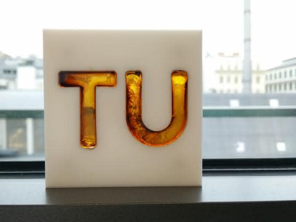 Das Epoxidharz - in TU-Form gebracht und ausgehärtet. Copyright: TU Wien