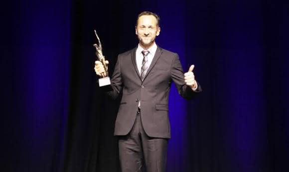 Preisträger des Jahres 2016 aus Baden‐Württemberg: Joachim Huber, Geschäftsführer der Peter Huber Kältemaschinenbau GmbH erhält die begehrte Trophäe / Foto: Oskar‐Patzelt‐Stiftung, Boris Löffert