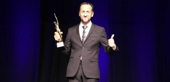 Preisträger des Jahres 2016 aus Baden‐Württemberg: Joachim Huber, Geschäftsführer der Peter Huber Kältemaschinenbau GmbH erhält die begehrte Trophäe / Foto: Oskar‐Patzelt‐Stiftung, Boris Löffert